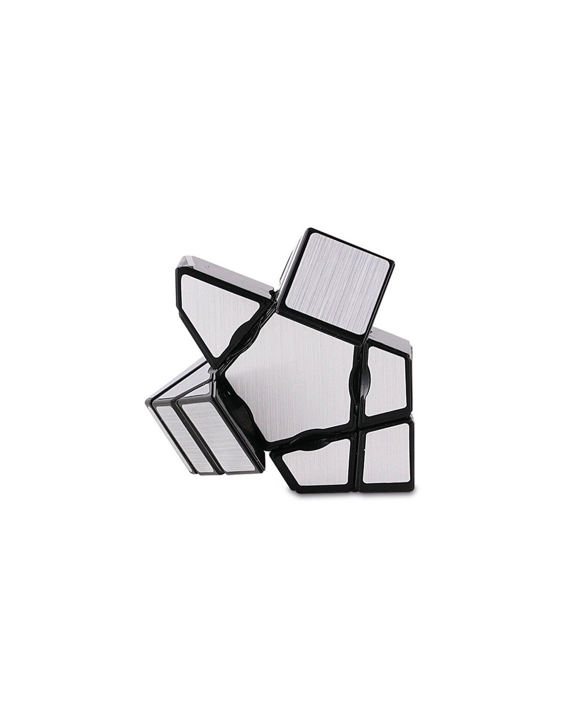Detalhe do Cubo de Rubik Ghost da Cayro, mostrando as peças assimétricas e o acabamento espelhado.