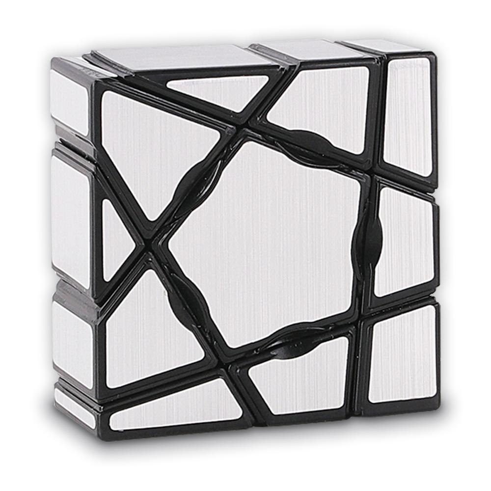 Vista lateral do Cubo de Rubik Ghost da Cayro, destacando a sua forma irregular e o desafio que representa.