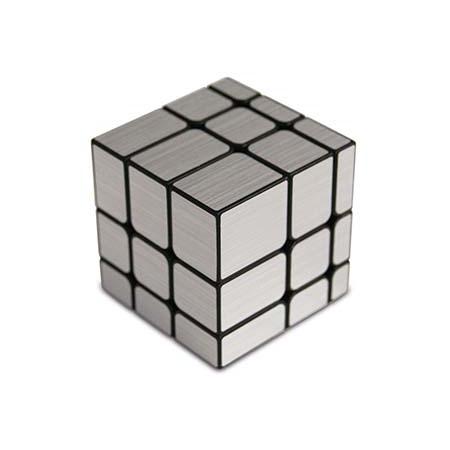 Detalhe do Cubo Espelho 3x3 da Cayro, mostrando as diferentes dimensões das peças e o acabamento espelhado.