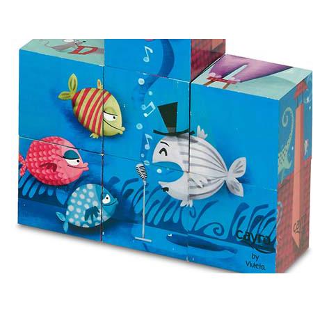 Detalhe dos cubos de quebra-cabeças Cayro formando uma cena subaquática com peixes coloridos, um deles com cartola a cantar num microfone.