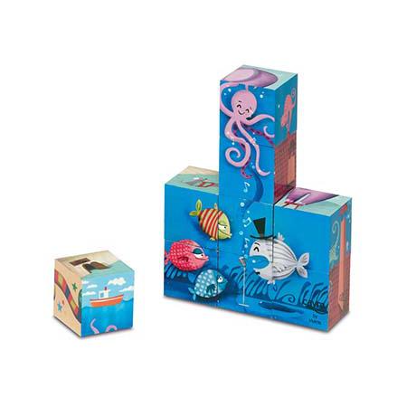 Cubos de quebra-cabeças Cayro montados em forma de torre com tema marinho, exibindo polvo, peixes e um barco.