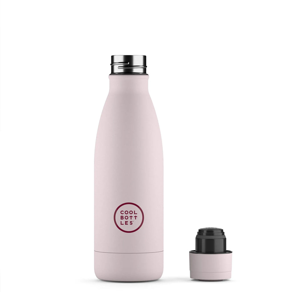 Garrafa térmica Cool Bottles de 500ml em rosa pastel, com a tampa removida e colocada ao lado, mostrando a palhinha e o interior metálico.