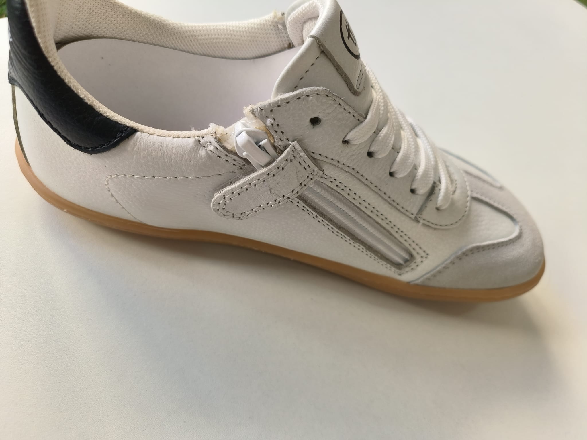 Detalhe lateral da sapatilha Chetto, mostrando a combinação de atacadores e o fecho lateral de correr para facilitar o calçar.