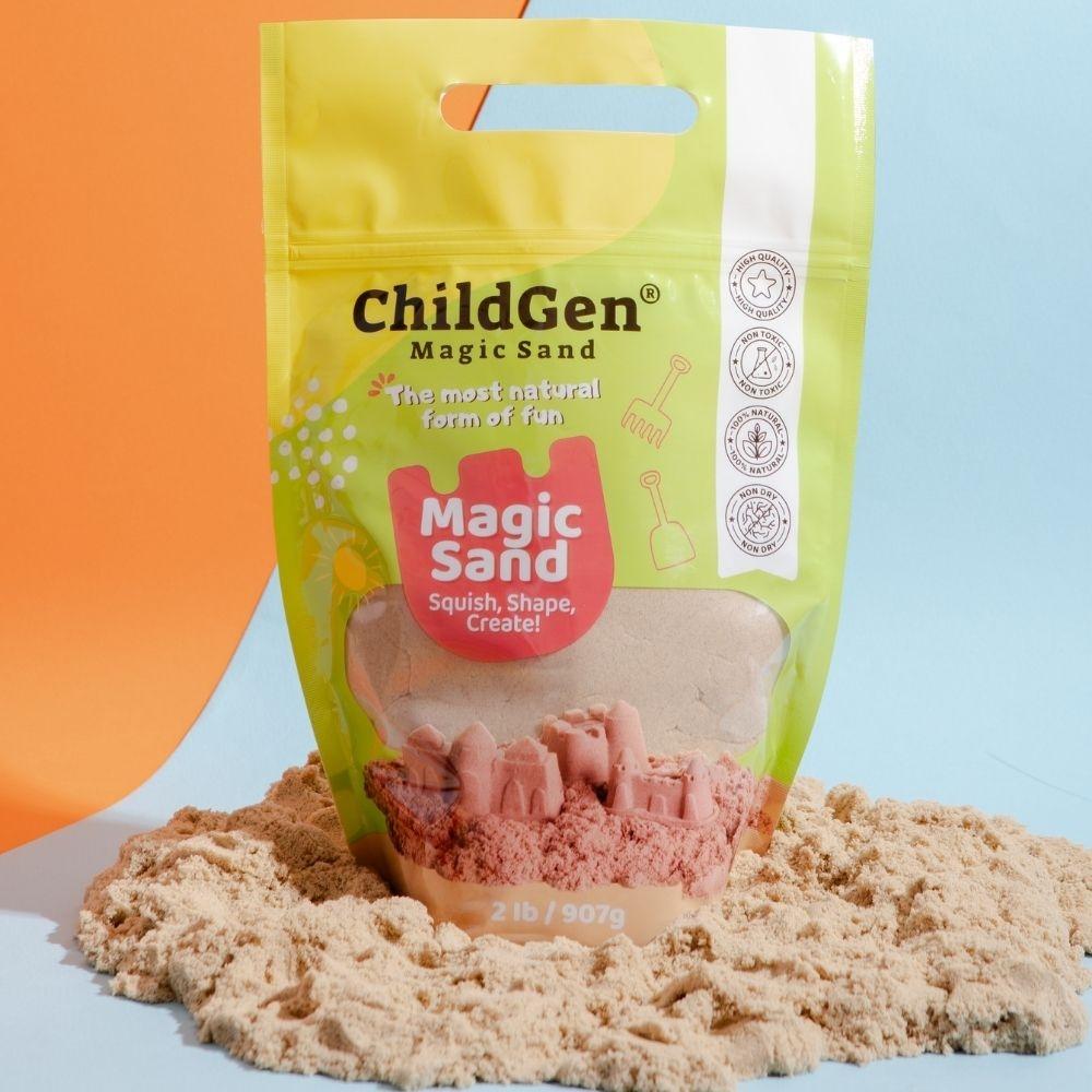 Saco de 907g de Areia Mágica ChildGen, de cor areia, com um pequeno castelo moldado na base e rodeado por areia solta.