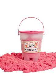 Recipiente de balde rosa da Areia Cinética ChildGen com areia cor-de-rosa espalhada na base.