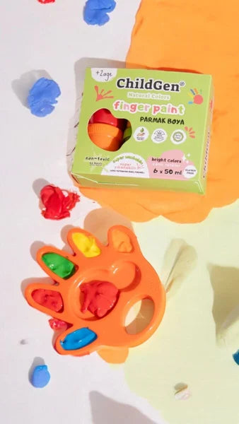 Caixa de tintas ChildGen, paleta em forma de mão com tintas coloridas e salpicos de tinta sobre fundo laranja e amarelo.