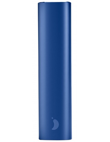 Detalhe do estojo de transporte cilíndrico em alumínio azul-marinho do conjunto de talheres Chilly's, com o logótipo da marca visível.