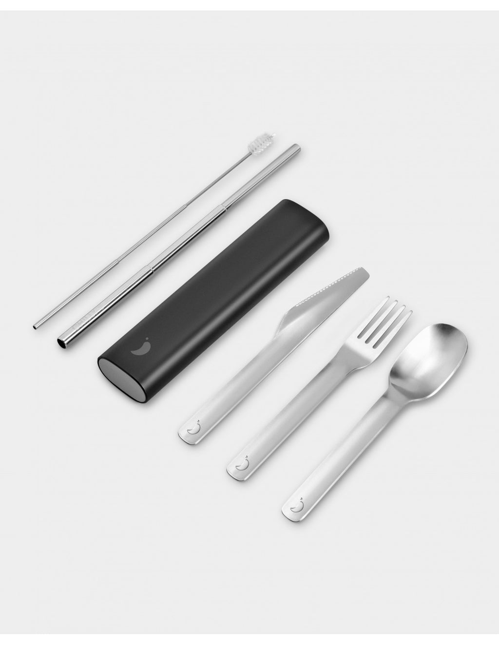 Conjunto de talheres Chilly's preto aberto, mostrando talheres de aço inoxidável, palhinha telescópica e estojo de transporte.