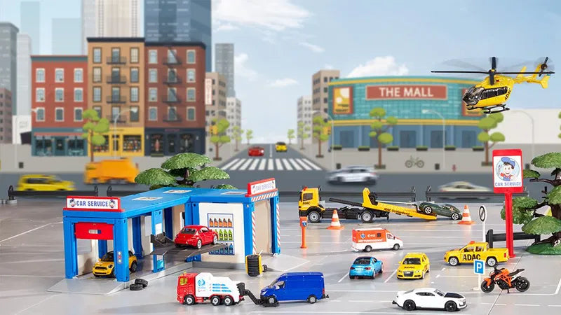 Conjunto de brinquedos de cidade com um posto de serviço automóvel, vários carros em miniatura, um helicóptero, camiões e motas, recriando um ambiente urbano detalhado. O cenário inclui edifícios, estradas e elementos interativos, promovendo a criatividade e o jogo imaginativo.

