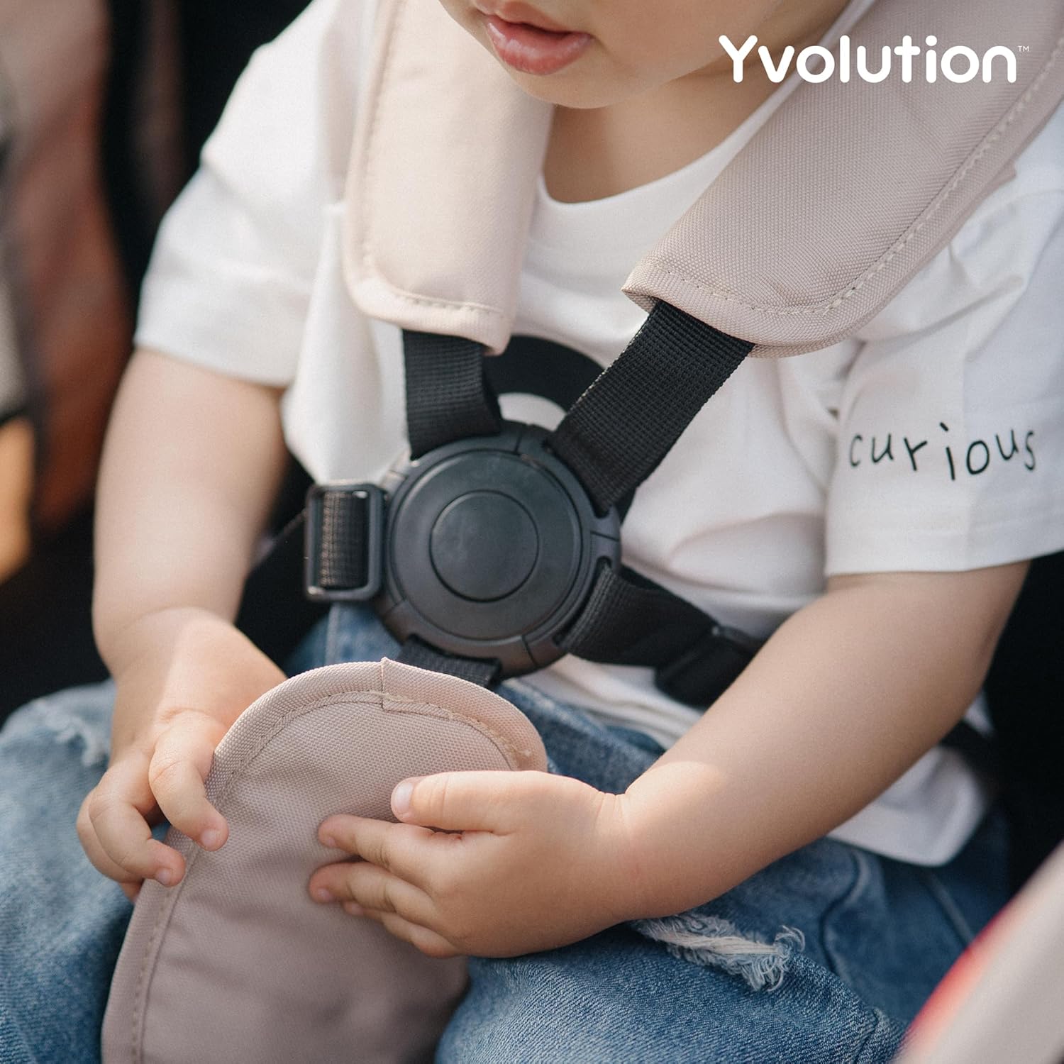 Detalhe do cinto de segurança de 5 pontos do Wagon Yvolution, mostrando a segurança e o conforto para as crianças.
