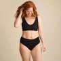 Modelo sorridente a usar a Cueca Menstrual AllMatters Cintura Alta preta e um top, mostrando o conforto e o corte favorecedor.