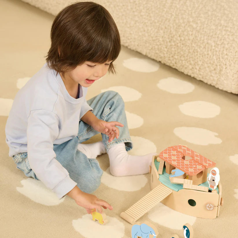Arca de Noé Classic World na embalagem: um brinquedo educativo de madeira com design atraente para crianças a partir de 18 meses.