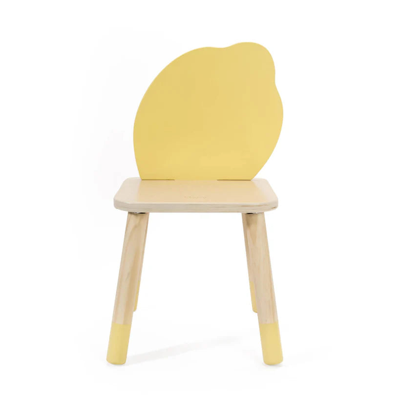 Cadeira infantil de madeira Classic World Grace com encosto amarelo em forma de limão e pernas em madeira clara com pontas amarelas.