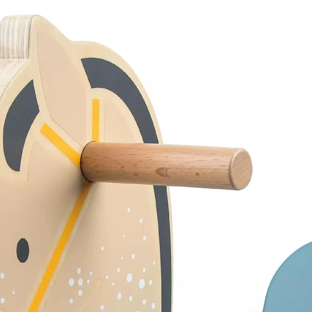 Detalhe da cabeça e pega de madeira do cavalinho de balanço Classic World para crianças.