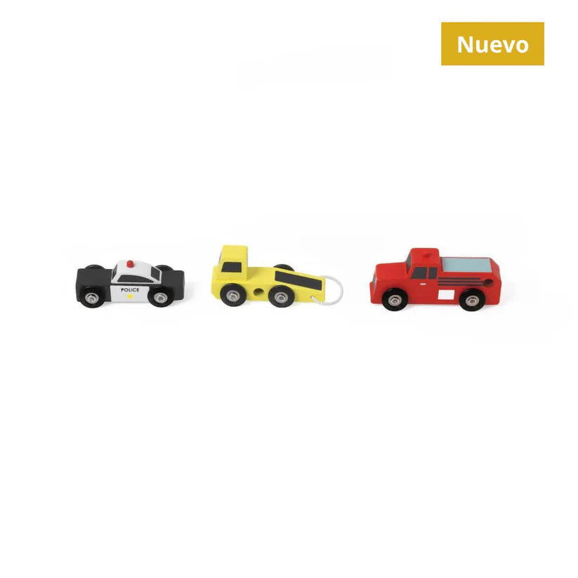 Conjunto de carrinhos de madeira Classic World, com um carro de polícia, um camião de reboque amarelo e um camião de bombeiros vermelho.