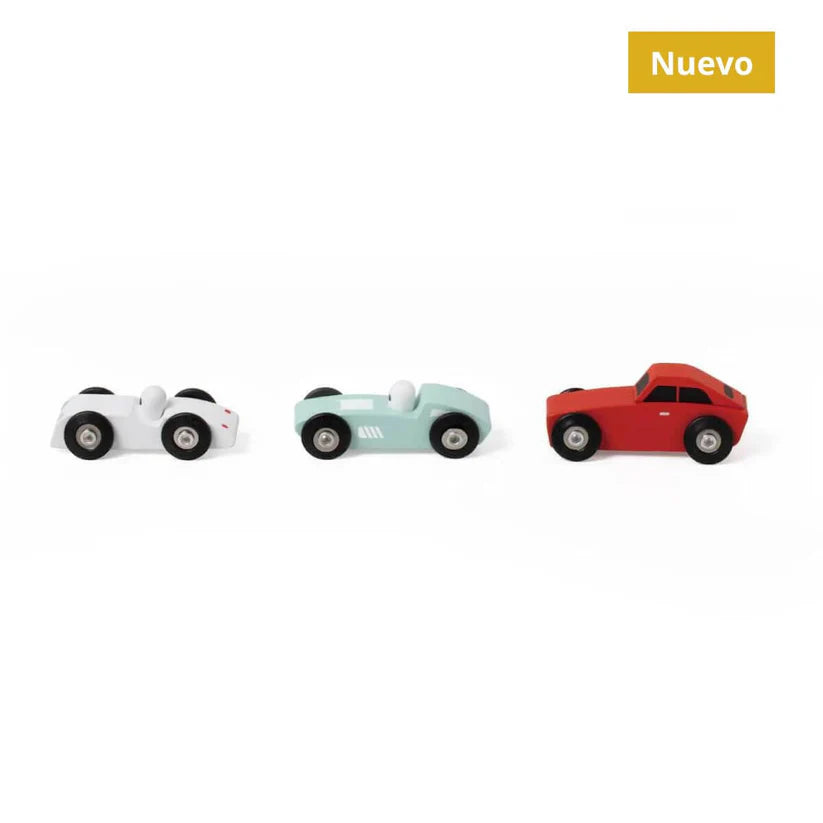 Conjunto de carrinhos em madeira Classic World, com três modelos diferentes alinhados: um carro desportivo branco, um carro azul claro e um carro vermelho.