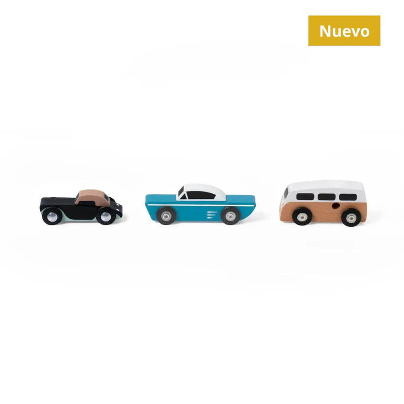 Vários carrinhos de madeira Classic World, representando diferentes tipos de veículos, incluindo uma pickup preta, um carro azul e uma carrinha bege.