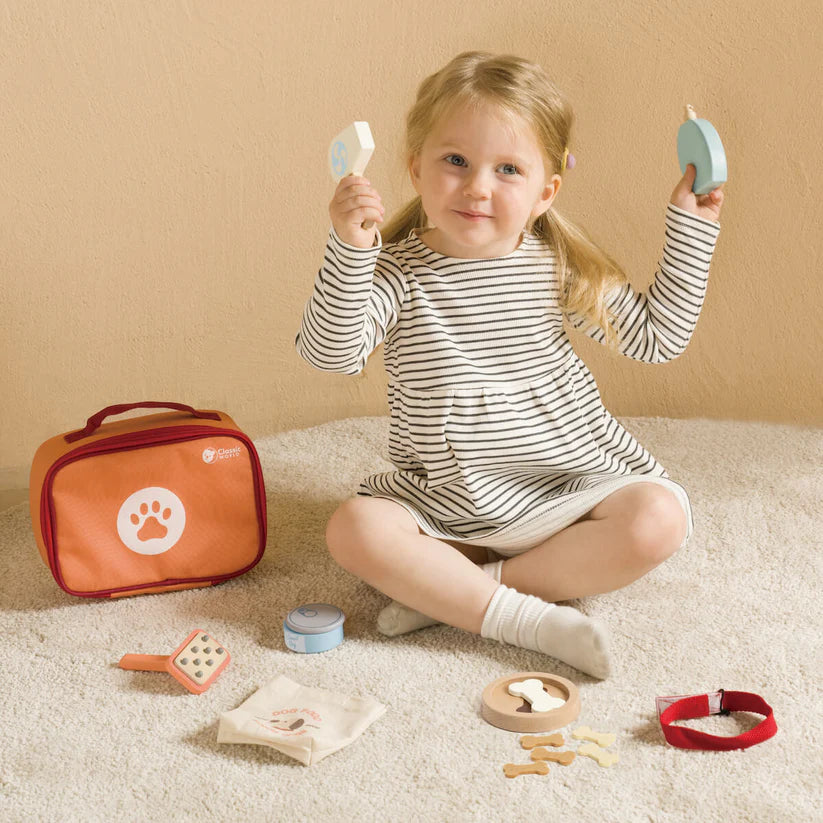 Criança a brincar com o conjunto de cuidador de animais Classic World, mostrando a interação e diversão proporcionadas pelo brinquedo.