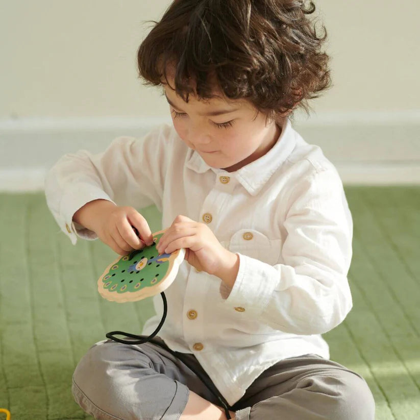 Criança a brincar com o Classic World Conjunto de figuras para enlaçar Animais. Desenvolvimento da motricidade fina.