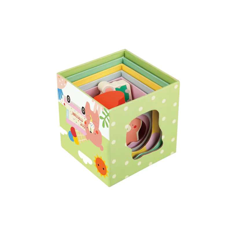 Cubo de madeira verde com bolinhas brancas do conjunto Classic World, aberto para mostrar os cubos menores aninhados no interior, ilustrado com tema de verão e sorvete.