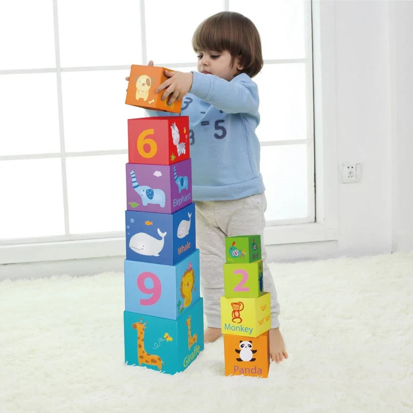 Criança brincando com os cubos empilháveis Classic World. Brinquedo educativo para coordenação motora e aprendizado de números e animais.