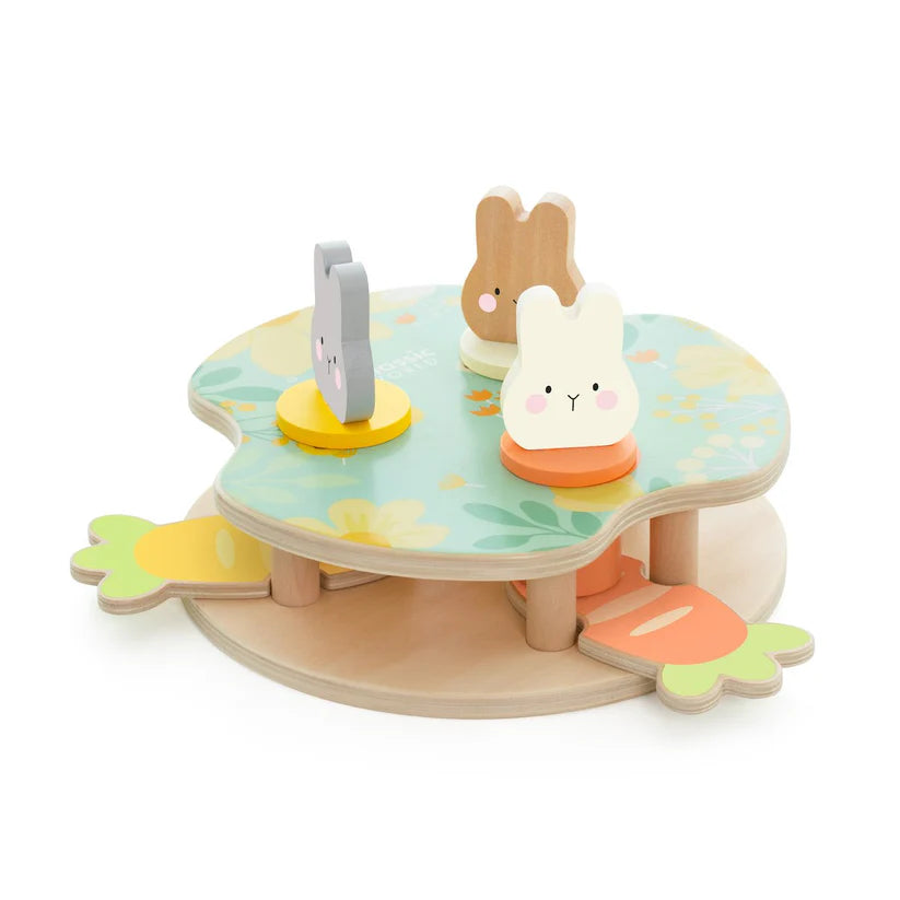 Imagem do Jogo de encaixe dos Coelhos Classic World mostrando os coelhos encaixados na base, destacando a interação e o design do brinquedo.