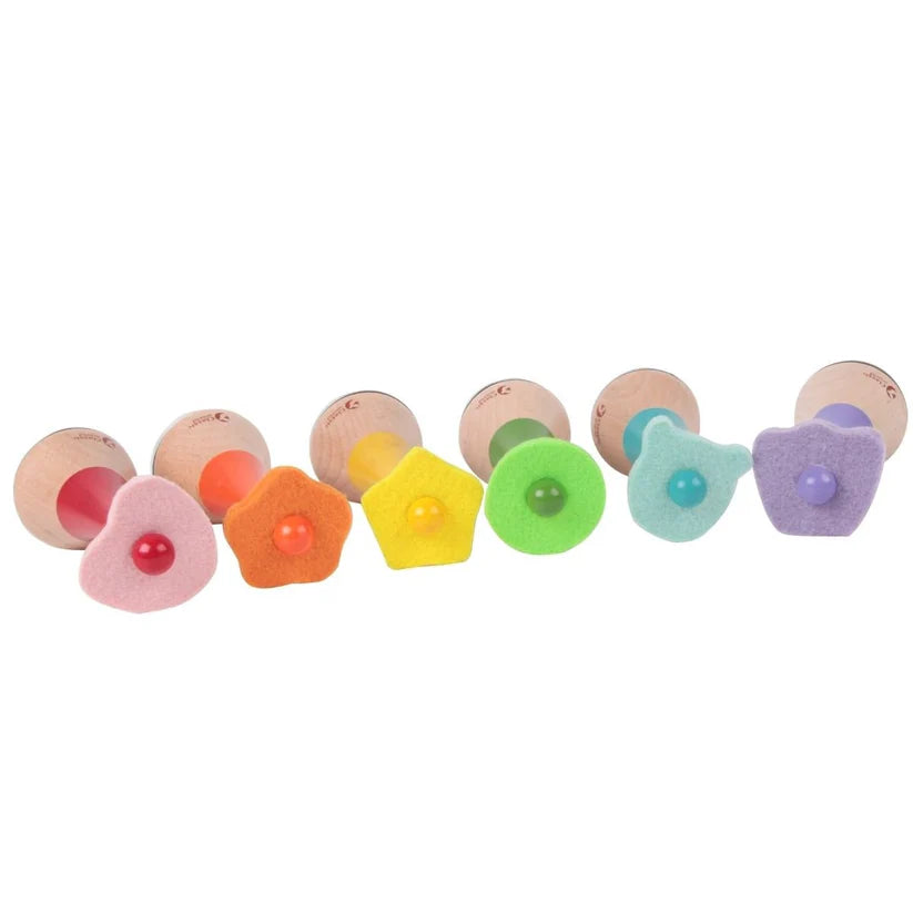 Bebé a brincar com as Classic World Maracas Arco Iris, mostrando as cores vibrantes e o design apelativo do brinquedo musical.