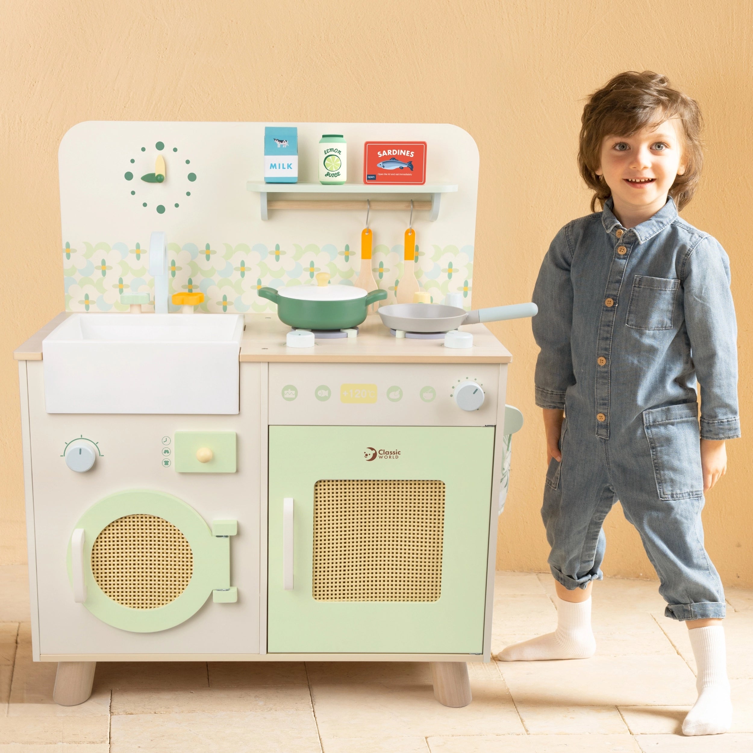 Detalhe do lava-loiça da cozinha Classic World Natural Kitchen com torneira e efeito de água.