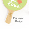 Detalhe do design ergonómico da Raquete Paddle ball da Classic World, com o logótipo da marca e a inscrição 