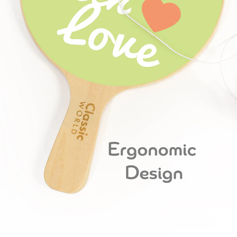 Detalhe do design ergonómico da Raquete Paddle ball da Classic World, com o logótipo da marca e a inscrição "Ergonomic Design".