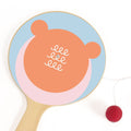 Detalhe da Raquete Paddle ball da Classic World, mostrando o design divertido com um urso e a bola presa por um fio.