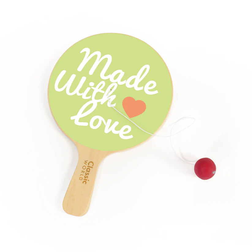 Visão geral da Raquete Paddle ball da Classic World, destacando o design "Made With Love" e a bola vermelha.