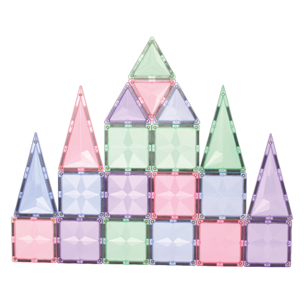 Construção em forma de castelo feita com os blocos magnéticos Clever Clixx Geo pastel, demonstrando a facilidade de construção.