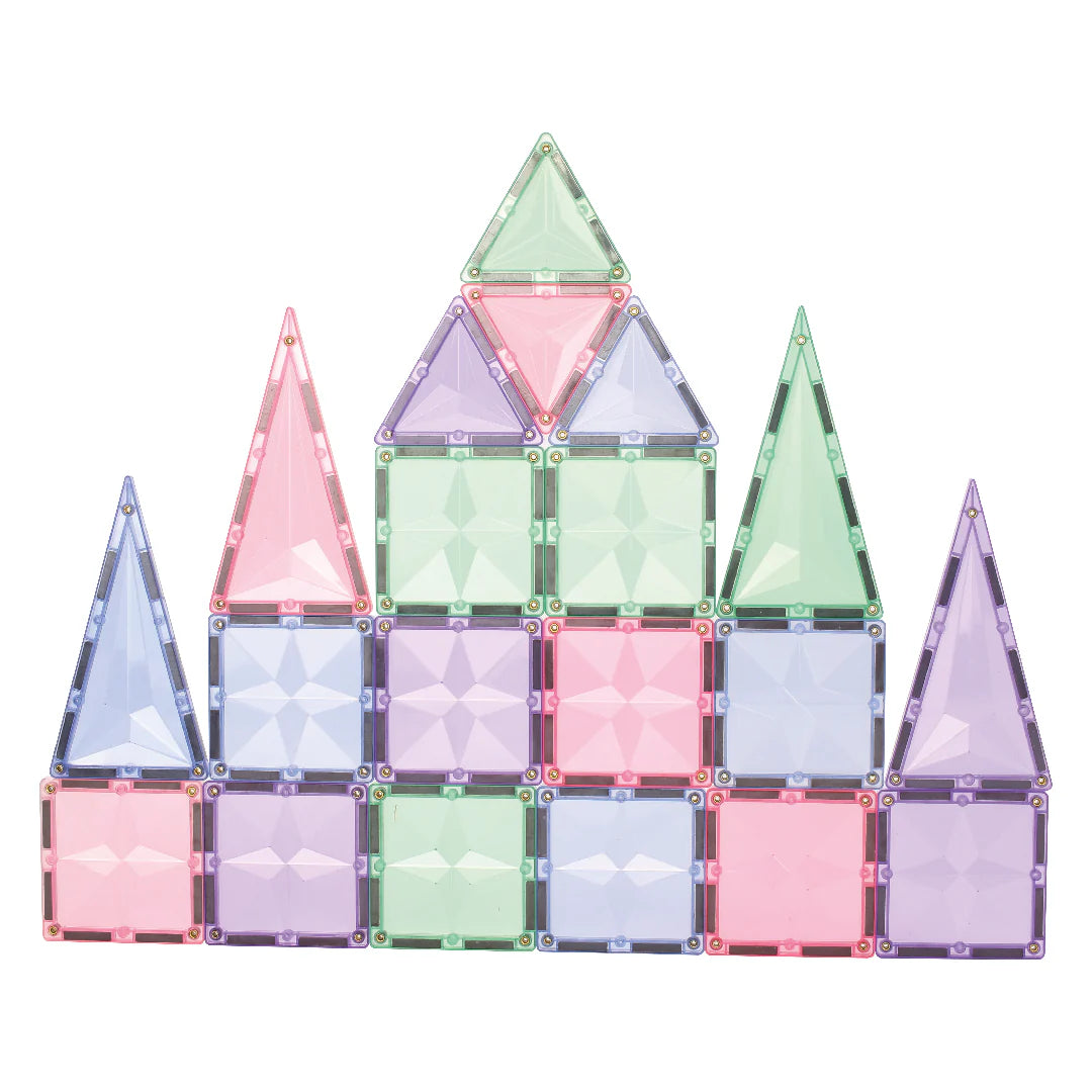 Construção em forma de castelo feita com os blocos magnéticos Clever Clixx Geo pastel, demonstrando a facilidade de construção.