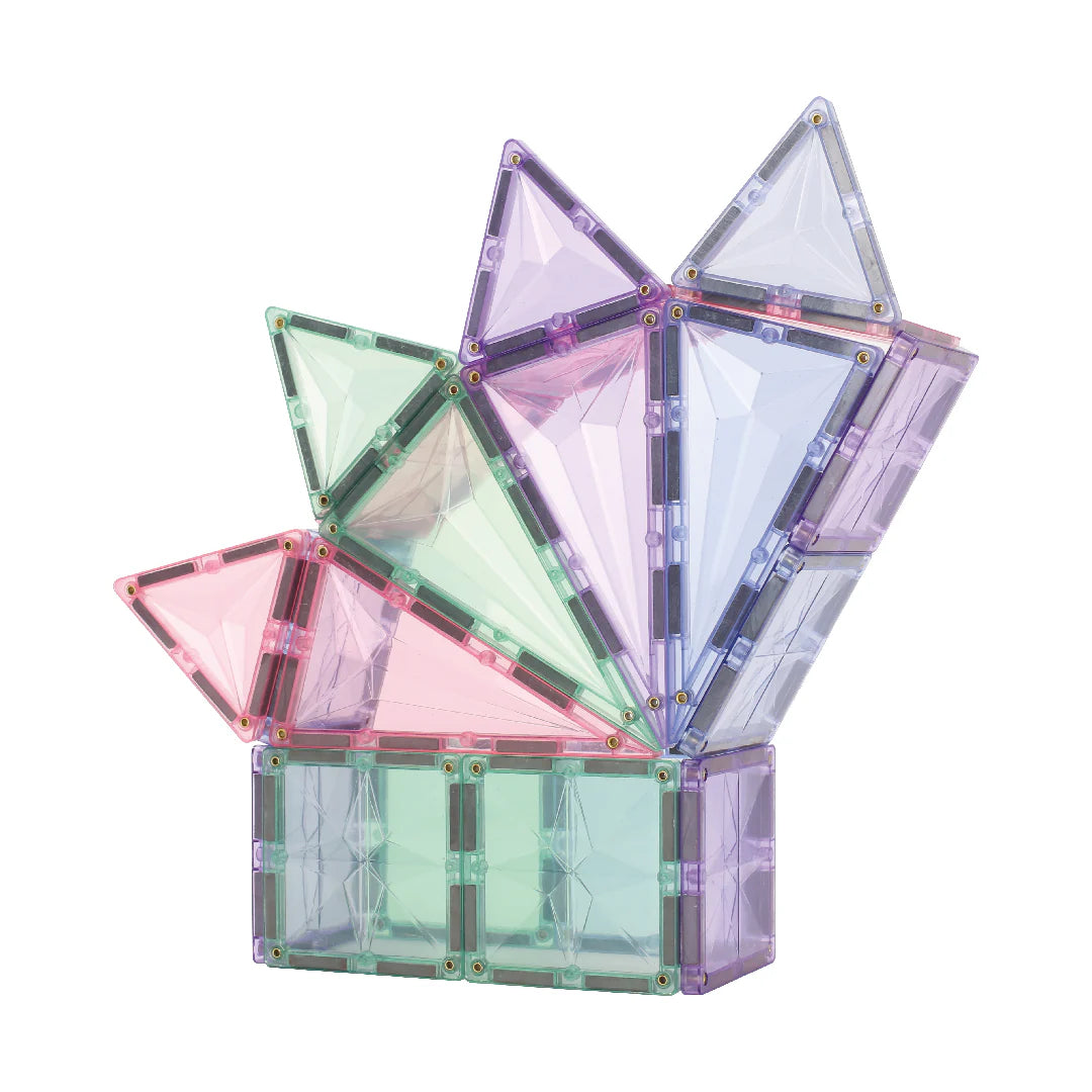 Construção elaborada com os blocos magnéticos Clever Clixx Geo pastel, mostrando a versatilidade das peças.