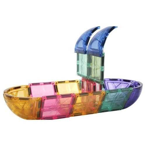 Construção de um barco com blocos magnéticos Clever Clixx em tons pastel, destacando as peças curvas e coloridas.