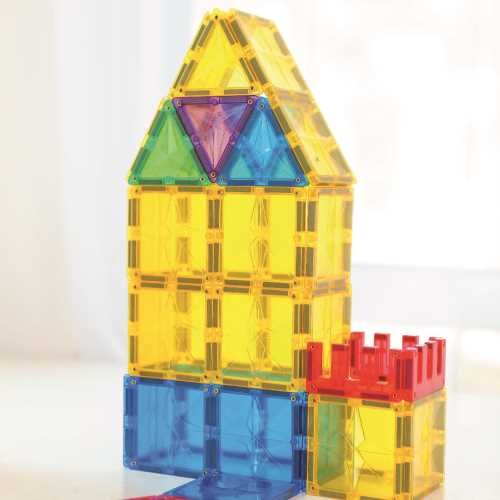 Construção de casa/castelo com blocos magnéticos Clever Clixx transparentes, maioritariamente amarelos, azuis e vermelhos.