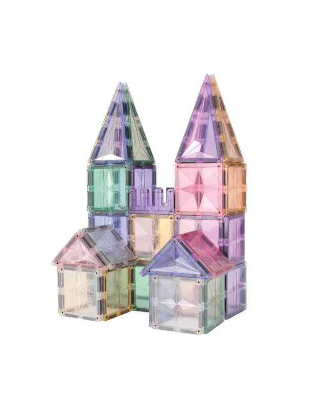 Detalhe de um castelo com torres e pequenas casas construído com os blocos magnéticos Clever Clixx.