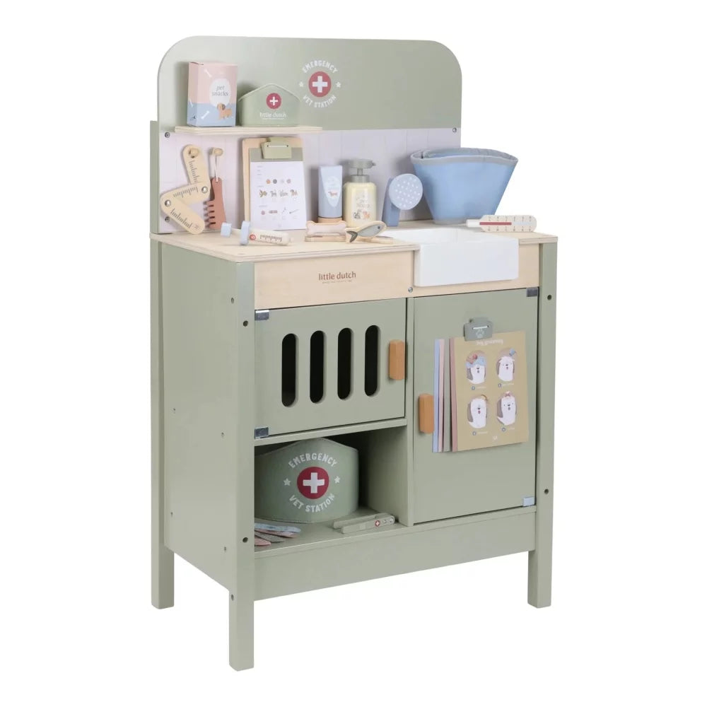 Clínica veterinária de madeira Little Dutch em tons de verde claro e madeira natural, com vários acessórios médicos e de higiene expostos.