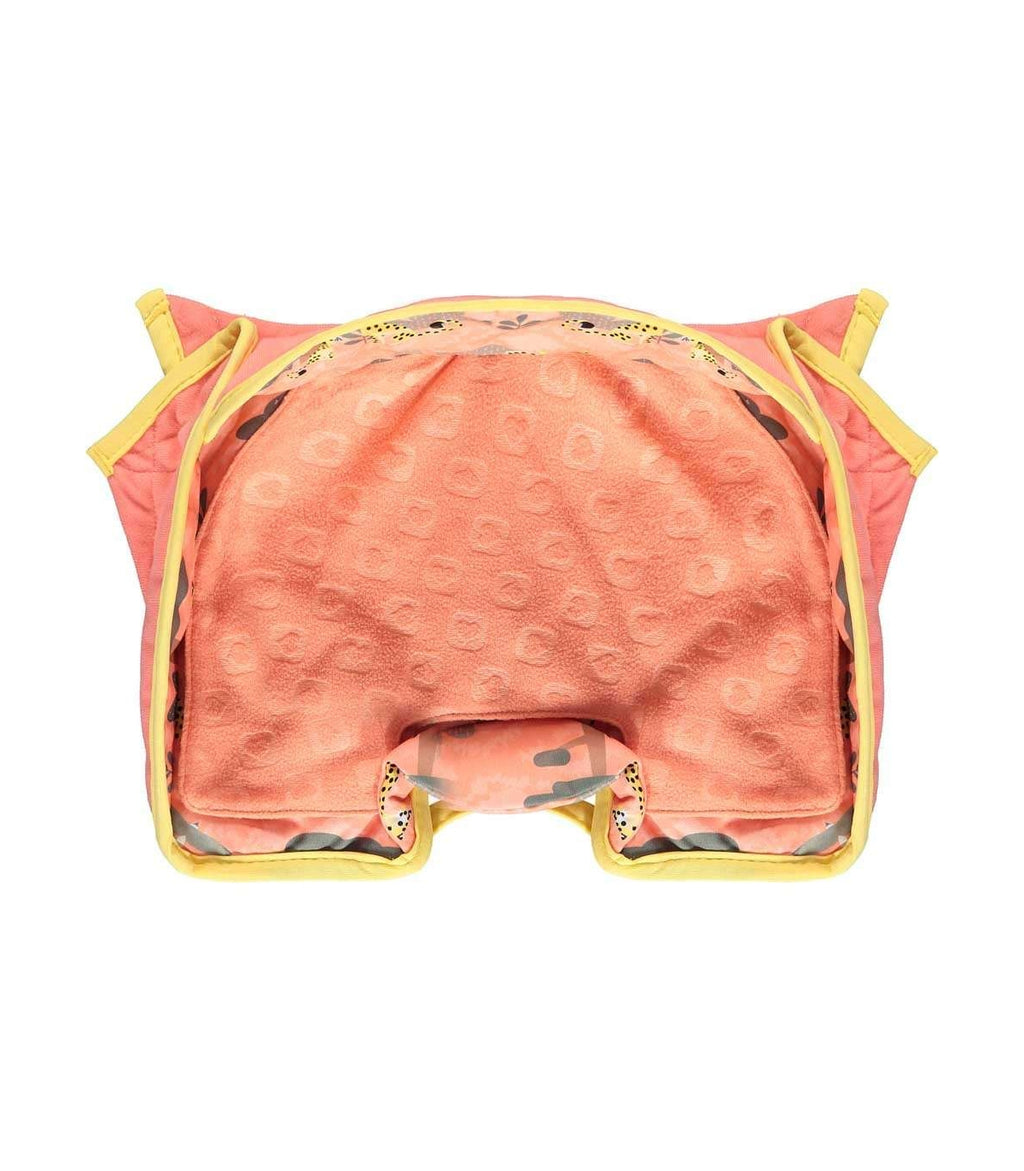 Detalhe da superfície de assento do protetor Close Chita, mostrando a textura felpuda com padrão subtil de círculos em cor pêssego.