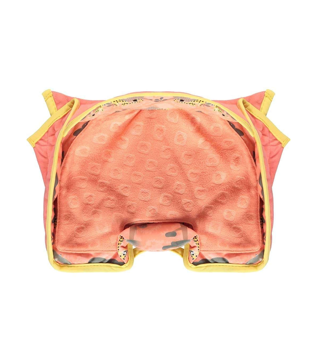 Detalhe da superfície de assento do protetor Close Chita, mostrando a textura felpuda com padrão subtil de círculos em cor pêssego.