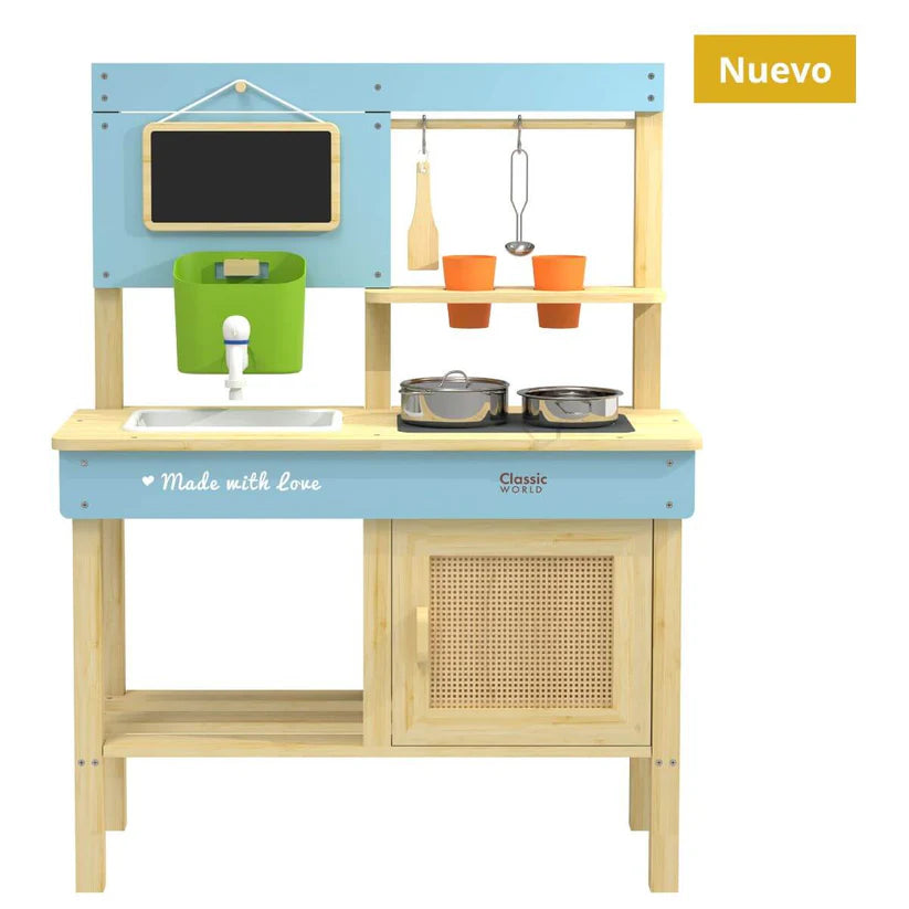 Cozinha de exterior Classic World em madeira azul e natural com lousa, lava-loiça e acessórios de cozinha.