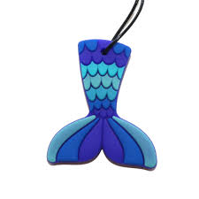 Colar sensorial Jellystone em forma de cauda de sereia, azul e turquesa, com cordão preto.