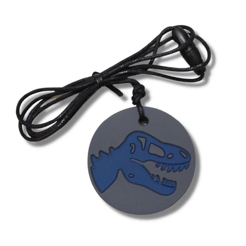 Colar sensorial mastigável Jellystone em forma de cabeça de dinossauro azul sobre um fundo cinzento, com cordão preto.