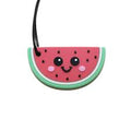 Colar sensorial mastigável Jellystone em forma de fatia de melancia sorridente, com pormenores em rosa, verde e preto.