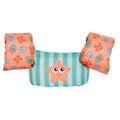 Detalhe do colete de flutuação Swim Essentials com padrão de criaturas marinhas, mostrando as braçadeiras e o cinto de peito.