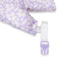 Detalhe do fecho ajustável do colete de flutuação Swim Essentials com padrão de flores lilás.