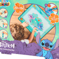 Embalagem do quadro de pintar com água Stitch, mostrando uma criança a usar o tapete reutilizável e os passos de enchimento do marcador de água.