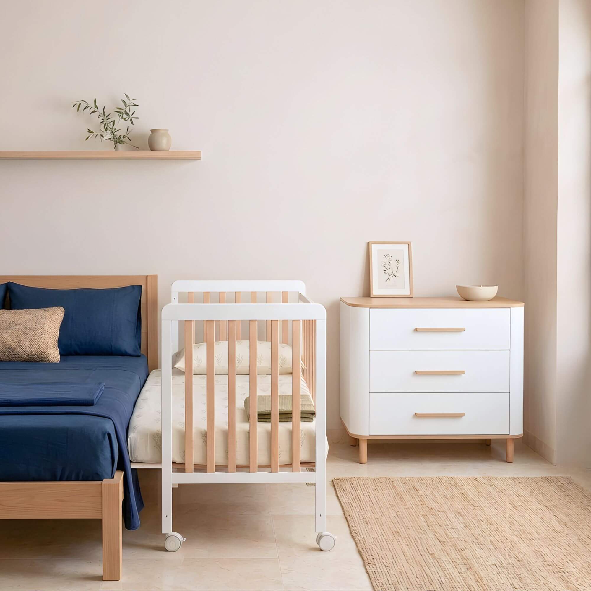 Cómoda infantil Micuna Curve com três gavetas amplas de fecho suave e pés elegantes em madeira maciça.