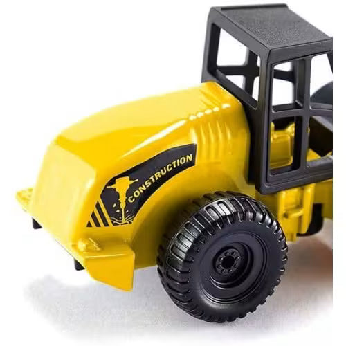 Imagem em close-up da secção traseira do rolo compactador SIKU, destacando o pneu robusto e o decalque lateral com a palavra "CONSTRUCTION" em preto.